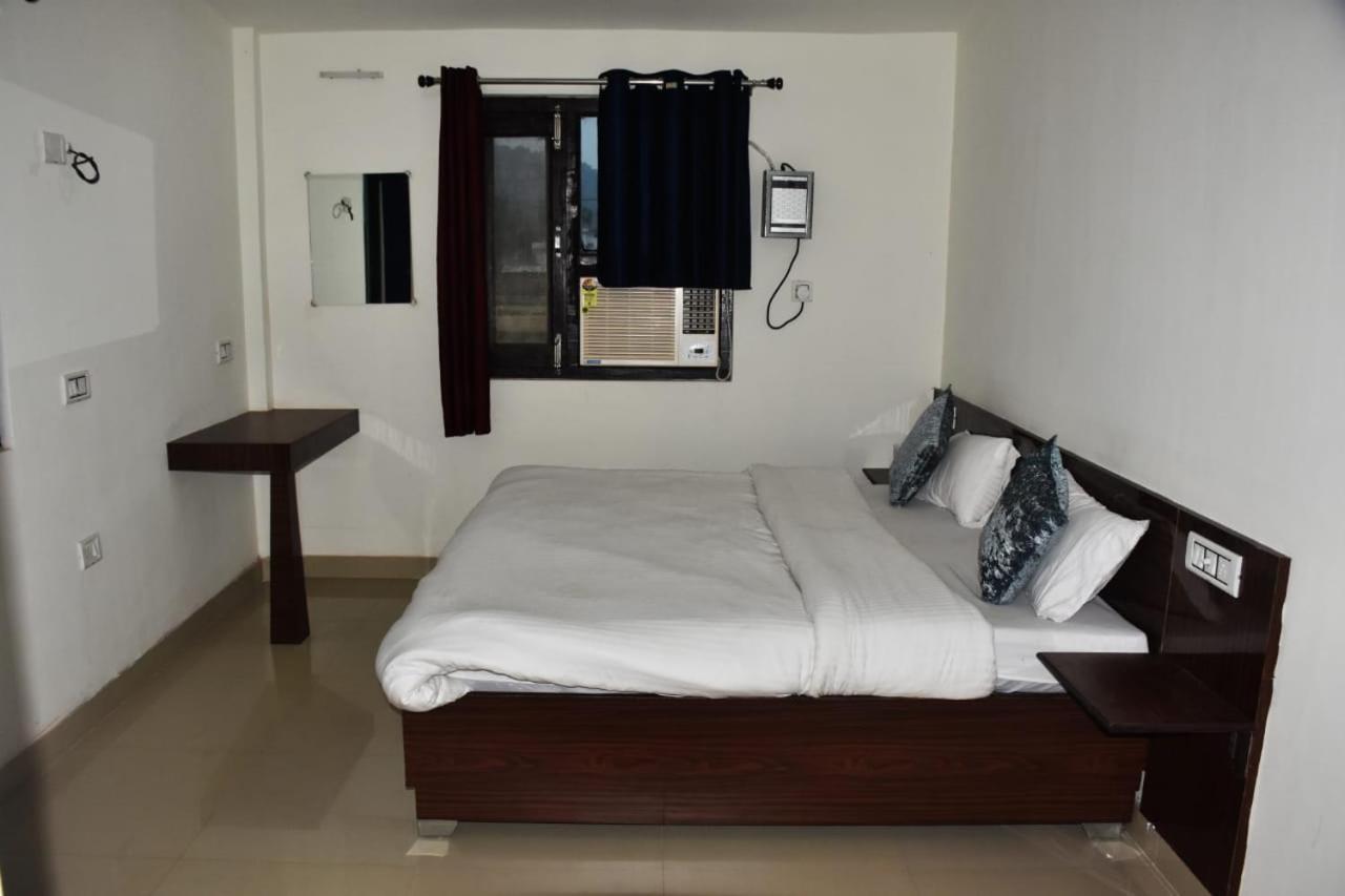Corbett Bhavesh Home Stay Jhirna Rum bild